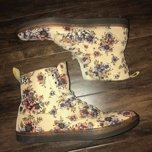 Dr. Martens air cushion sole—> size 9